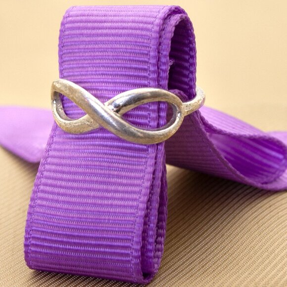 Forever Linked: Dainty Vintage Sterling Silver Infinity Symbol Ring Stamped 925 - Picture 1 of 9